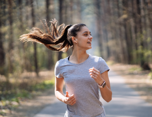 como a atividade física ajuda nos estudos: menina correndo em local aberto