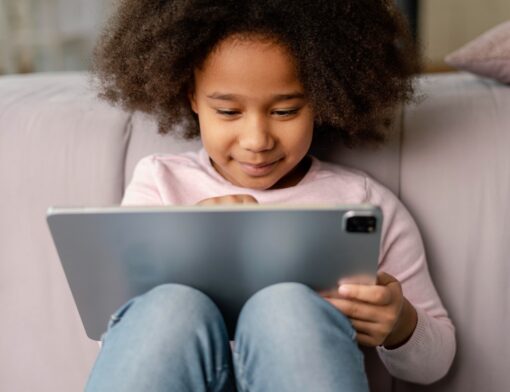 Uso de telas na educação infantil: criança usando tablet