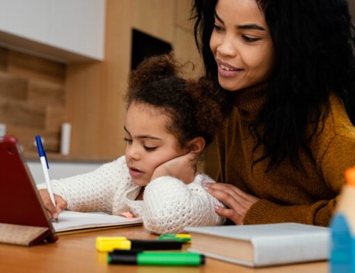 como incentivar meu filho a gostar de estudar: mãe e filha estudando