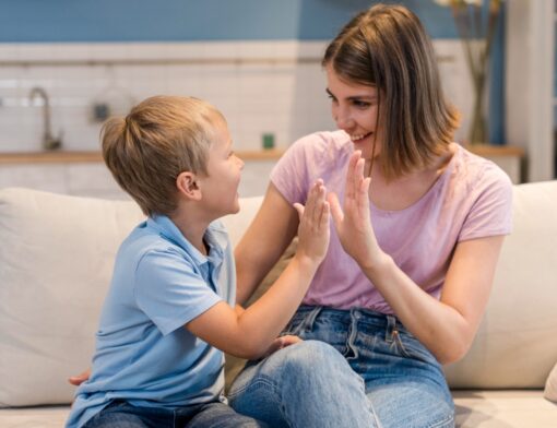 comunicação não violenta com as crianças: mãe e filho conversando de forma amigável