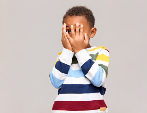 Por que as crianças mentem: garotinho escondendo o rosto