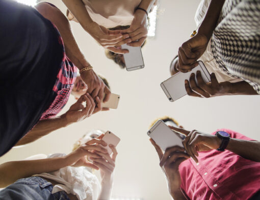 influência das redes sociais na educação: crianças com celular